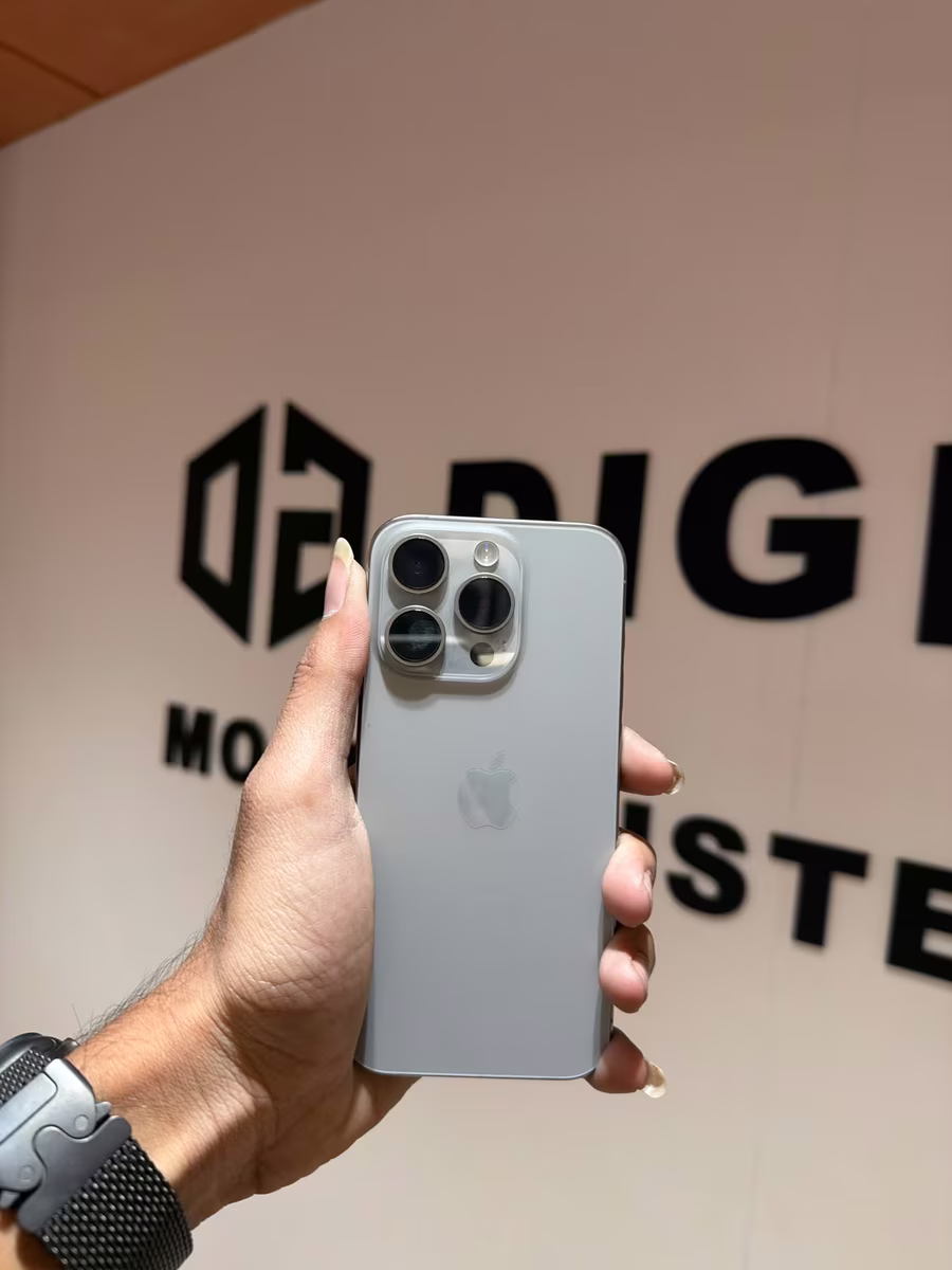 iPhone 15 Pro Natural, front