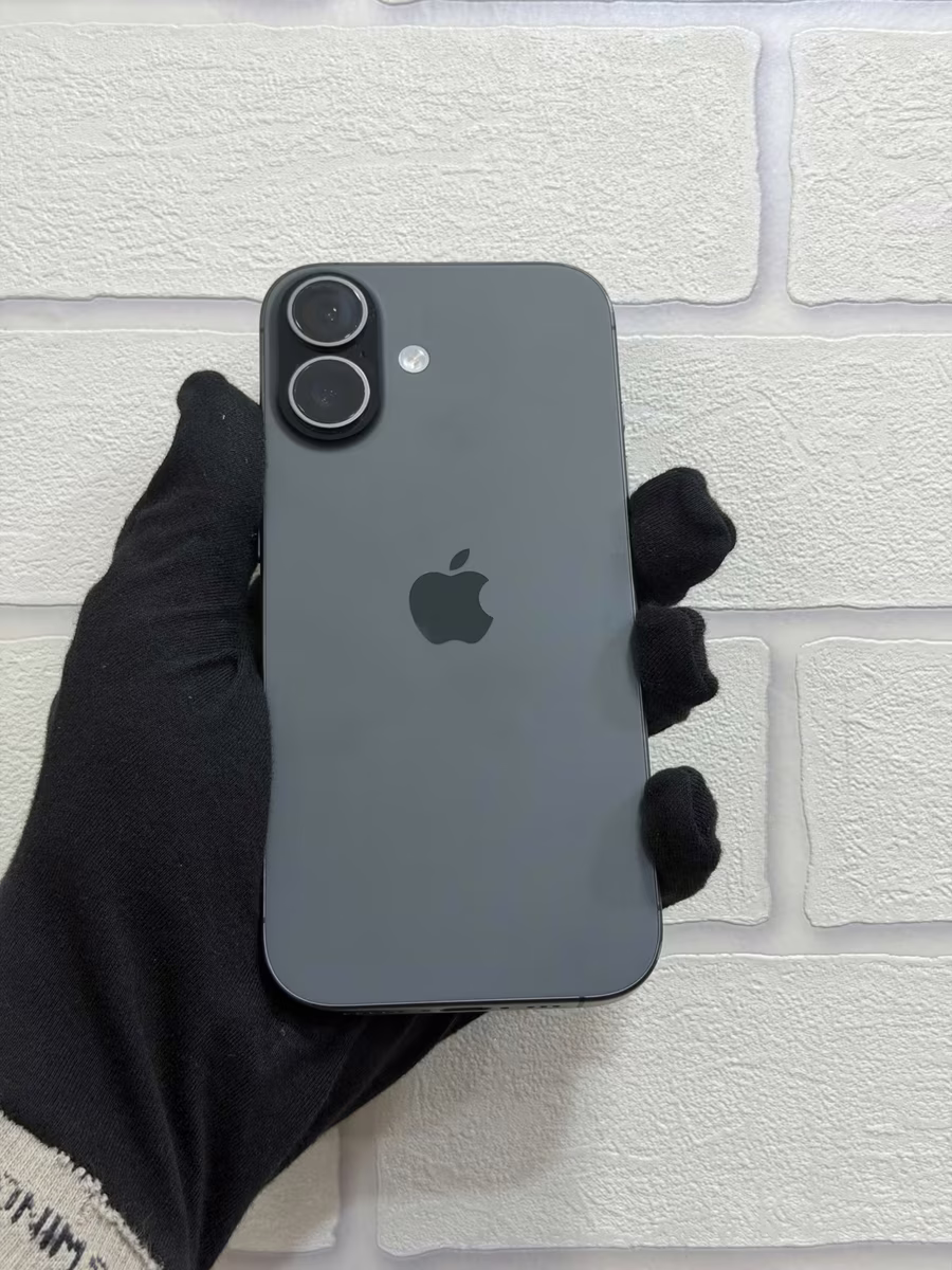 iPhone 17 Black, front