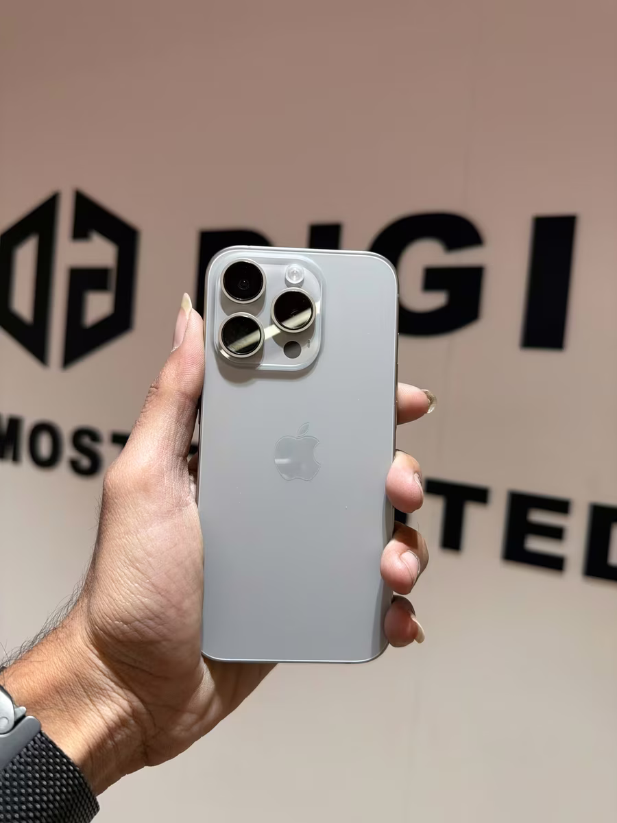 iPhone 15 Pro Natural, front